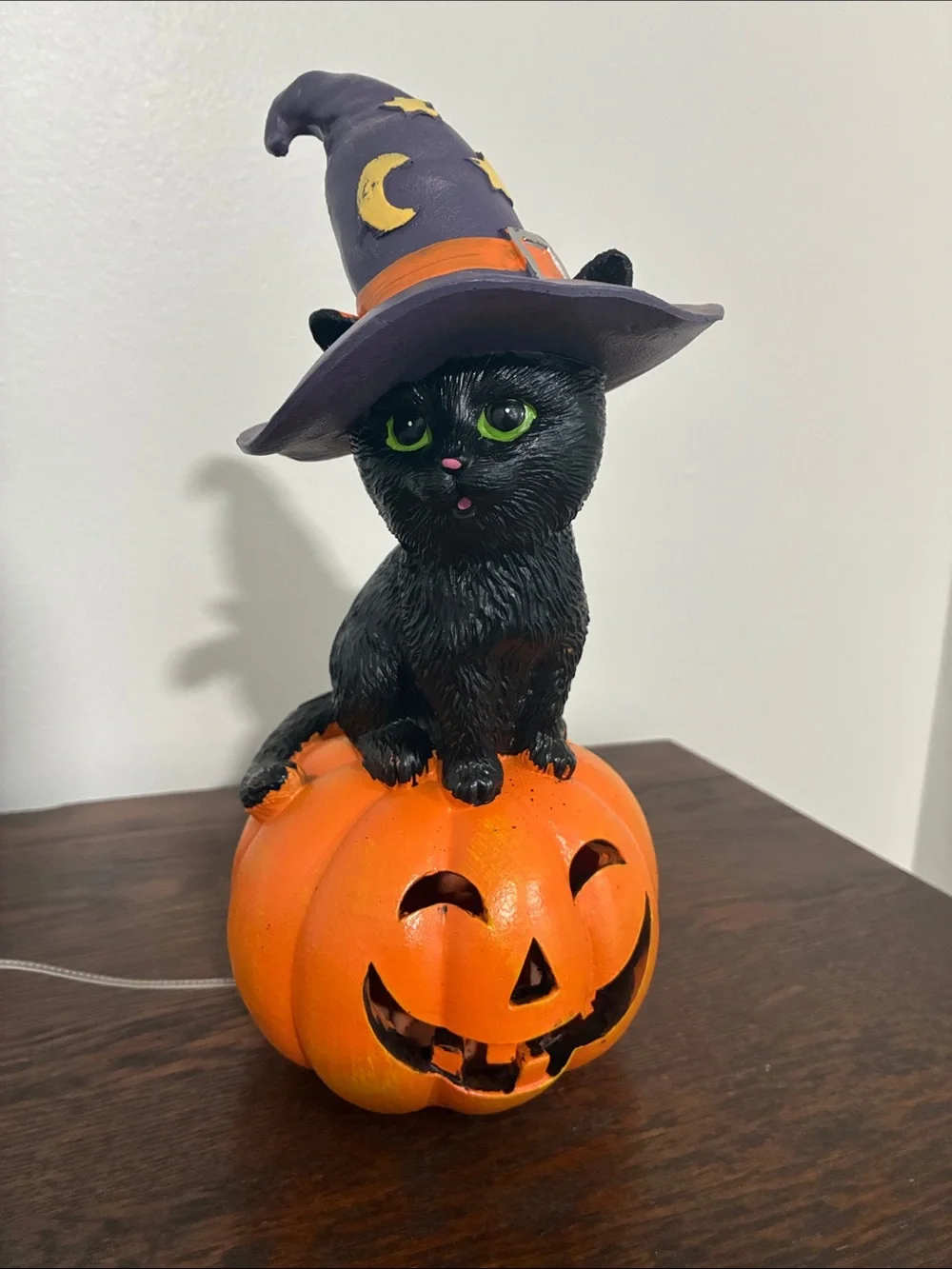 NWT- Black Cat w/ Purple Witch Hat on an LED Light Up Jack-o-lantern Pumpkin